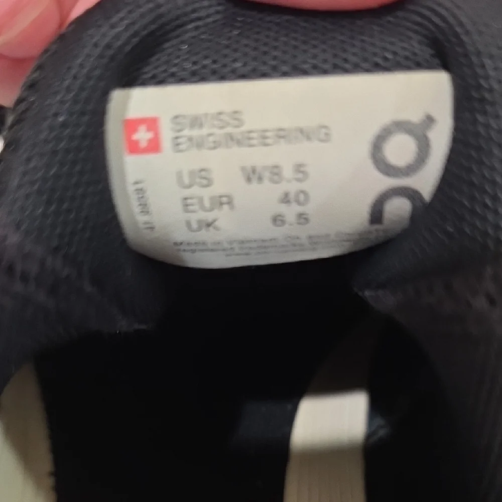 On Running CloudSwift Women's Black and White Athletic Shoes Size 8.5 - Picture 7 of 9